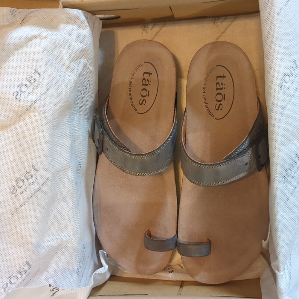 BNIB taos TOE RING Sandal in color STEEL Size 37 (6-6.5)